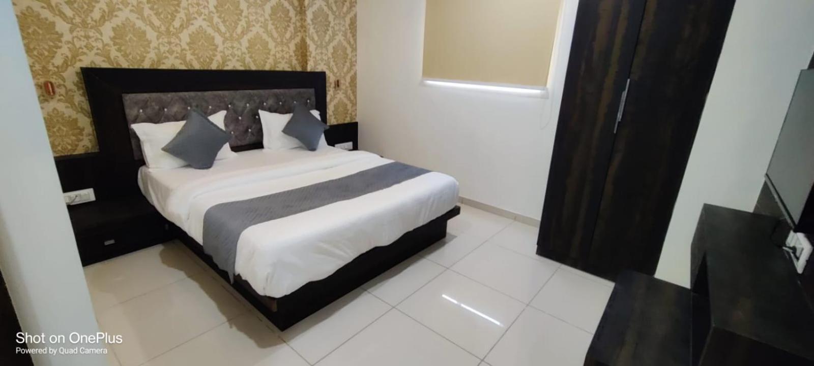 ואדודרה Hotel Aarna Palace מראה חיצוני תמונה